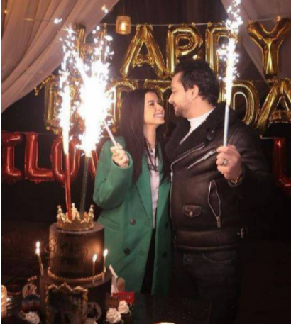 بطريقة رومانسية جذابة منة عرفة تحتفل بعيد ميلاد زوجها  ..  الفيديو والصور 