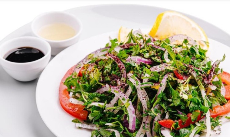 سلطة الجرجير بالبصل والسماق