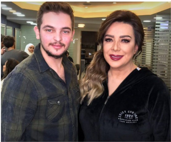 بالصورة  ..  شكران مرتجى بإطلالة تثير الجدل ..  لن تميّزوا بينها وبين هذه الفنانة