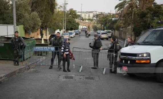 الاحتلال يفتش منازل ويحتجز عشرات المواطنين ويستجوبهم في برقة شمال غرب نابلس 