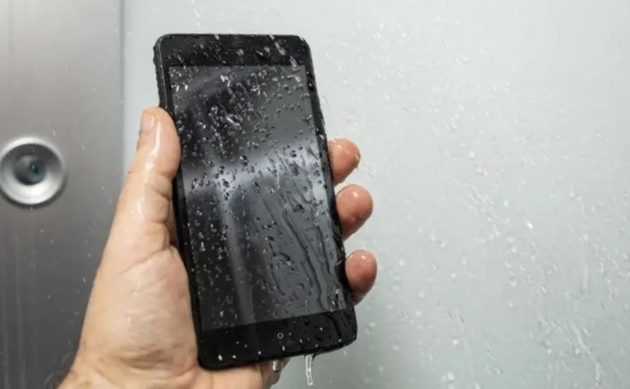 عادة يومية تدمر هاتفك الذكي ..  كيف يقتله بخار الحمام ببطء؟