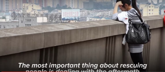 بالفيديو: صيني يكرس حياته لمنع الآخرين من الانتحار