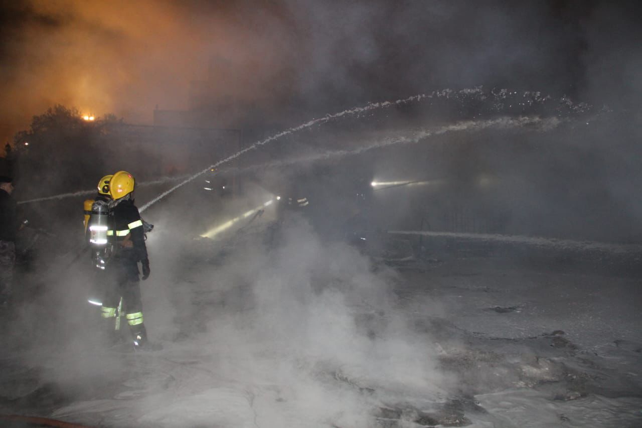 إصابتان بحريق مستودع ومشغل خضار في محافظة البلقاء