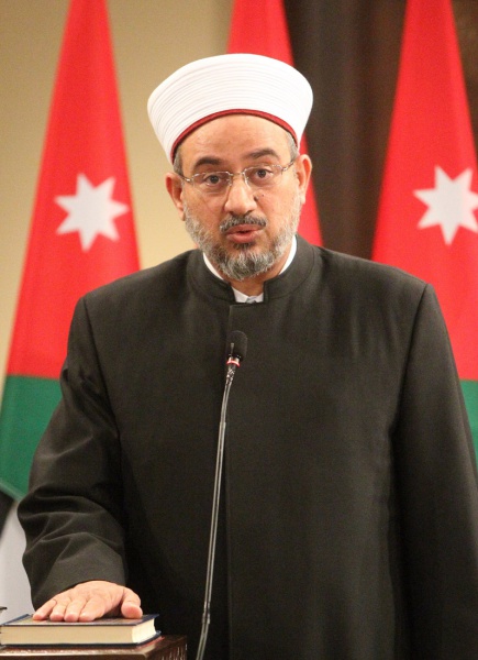وزير الاوقاف يحل مشكلة حجاج اردنيين عبر قروب سرايا تقطعت بهم السبل  .. " تفاصيل"