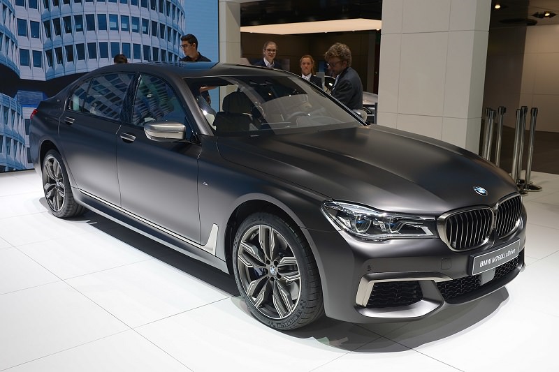 بالصور .. سعر بي ام دبليو M760i xDrive موديل 2017 ينكشف