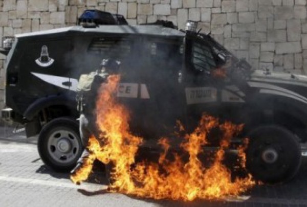 شبان فلسطينيون يحرقون جيبا عسكريا إسرائيليا شمال طولكرم 