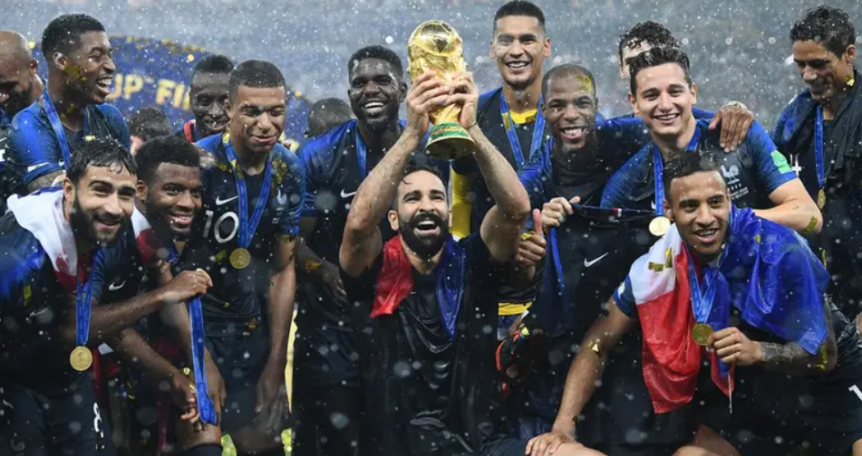 بطل كأس العالم: بكيت بمفردي بعدما حرموني من قميص المغرب