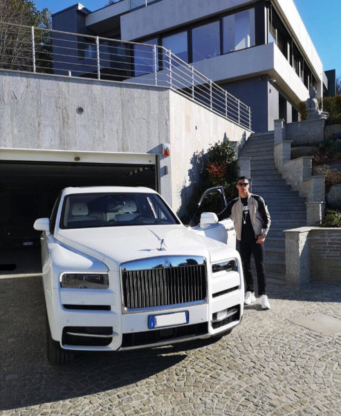 بالصور  ..  تقدر بـ 400 ألف يورو ..  رونالدو يكشف عن سيارته "الشبح" الجديد