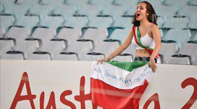 مشجعة إيرانية تطلب يد لاعب أثناء مباراة