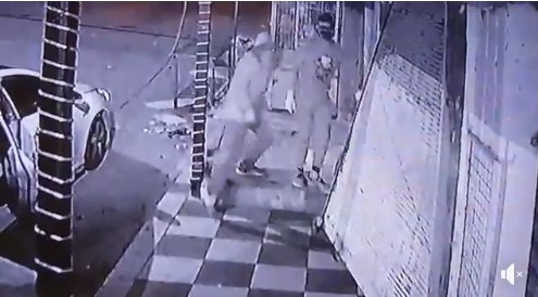 بالفيديو  ..  لحظة هروب لصوص اثناء قيامهم بسرقة محل تجاري في الزرقاء  ..  و عادوا لسرقة محل أخر بالرصيفة 