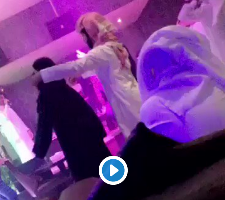 بالفيديو  ..  رقص مختلط وأحضان وقُبَل وتناول الكحول في حفل بالسعودية 