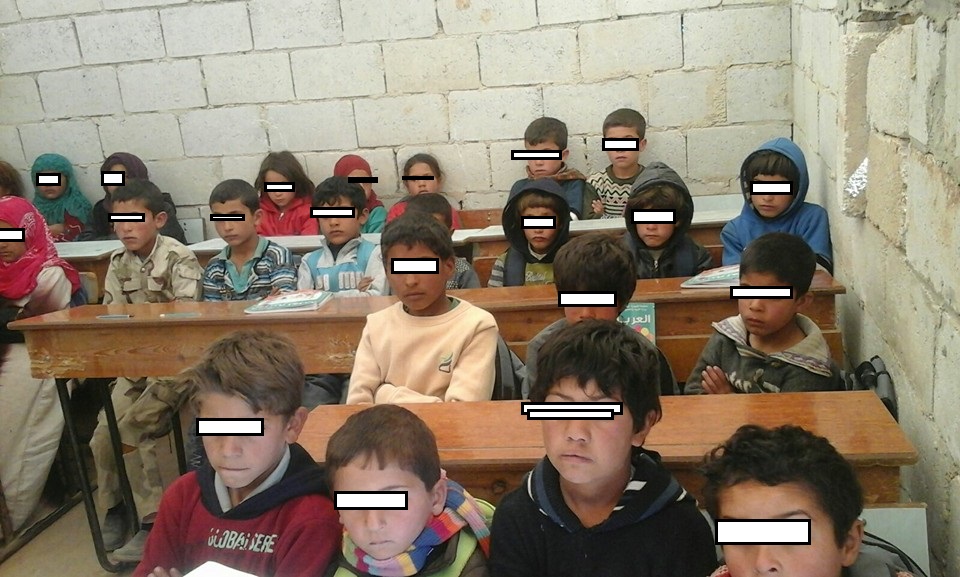 تلاميذ يدرسون بقبو مدرسة بمقاعد متهالكة في اربد