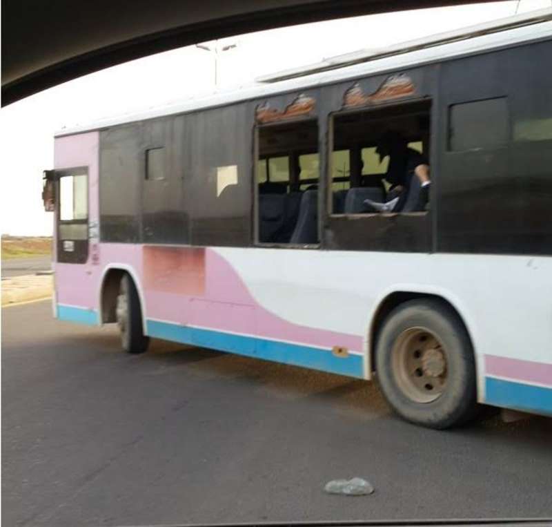شاهد ..  حافلة خطرة ومتهالكة تنقل طالبات في عمر الزهور بـ"رنية"