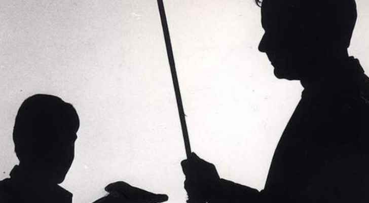 معلمو المدارس الحكومية يتمسكون بالعصا .. ووزير التربية لسرايا:ليس من المنطق ان يحمل المدرس "بربيش"للدفاع عن نفسه