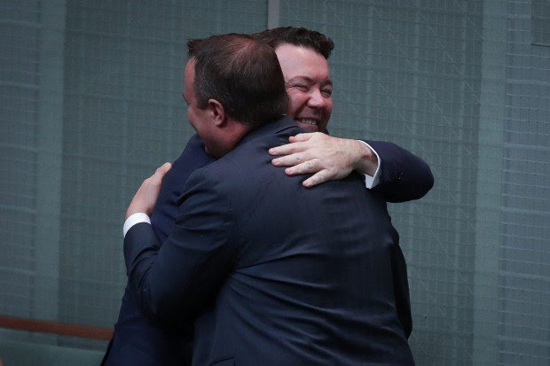 بالصور  ..  موقف صادم : نائب شاذ في البرلمان الاسترالي يعرض على زميله الزواج به فرد بصوت عالي "نعم"