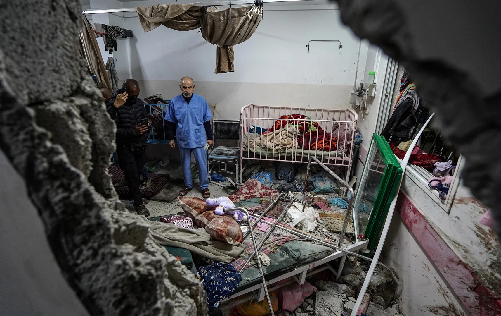 يعتبر العمود الفقري للخدمات الصحية  ..  خروج ثاني أكبر مستشفى في غزة من الخدمة