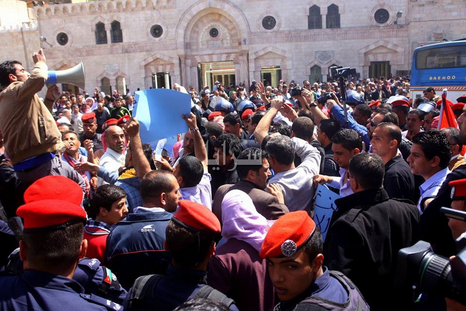 بالصور ..  مسيرة للحراك من أمام الحسيني بسقوف عالية 