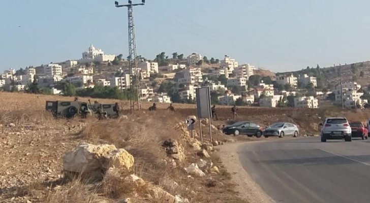 الاحتلال يطلق النار تجاه شاب في الخليل بزعم محاولته تنفيذ عملية طعن