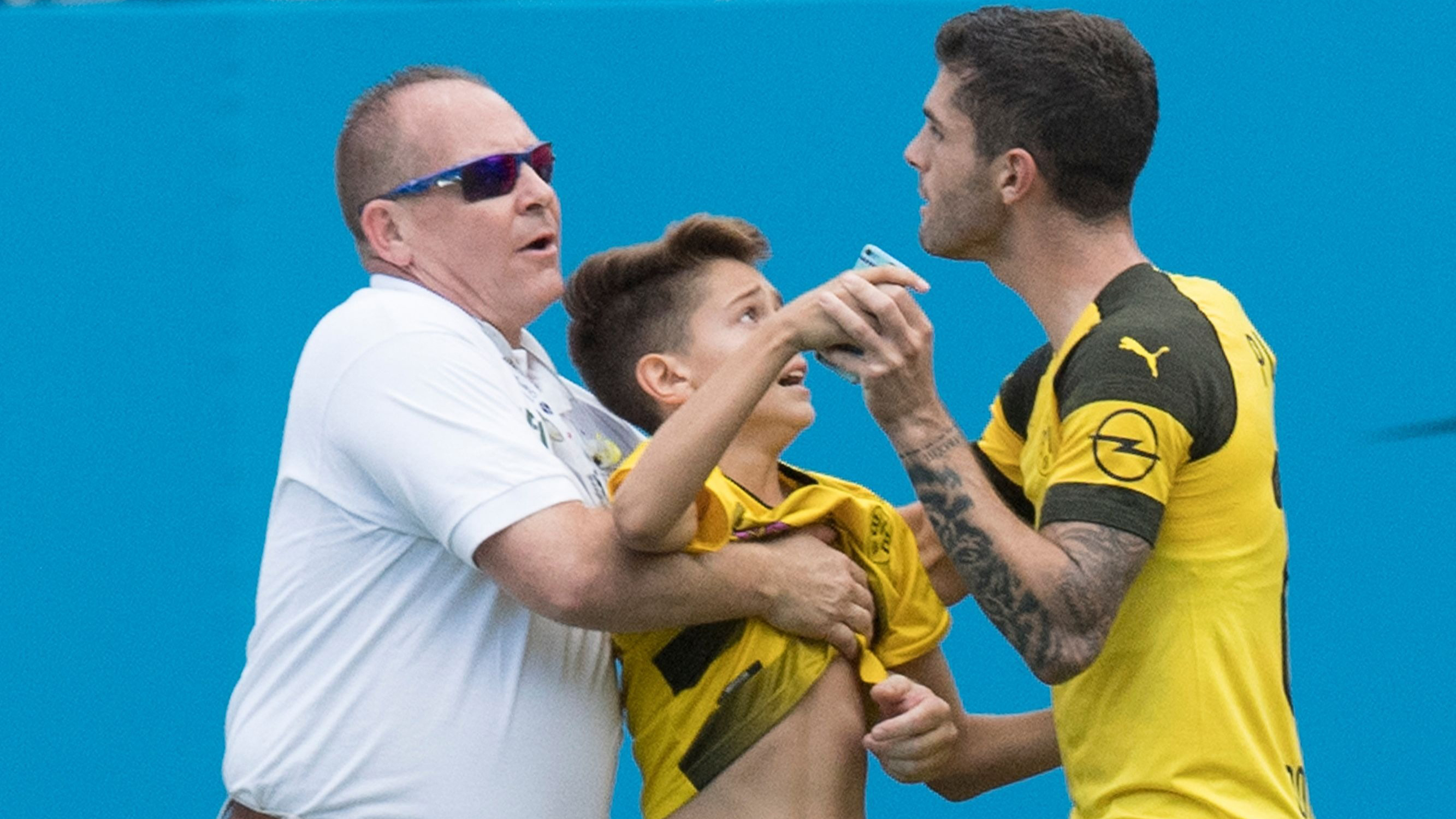 بالفيديو ..  نجم دورتموند يتحدى رجال الأمن لتحقيق حلم طفل