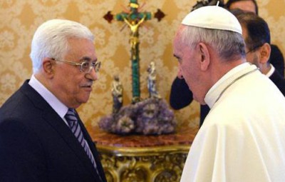 بابا الفاتيكان يهدي رئيس فلسطين "قلم" ..  وعباس: آمل أن أوقع به على معاهدة سلام مع إسرائيل