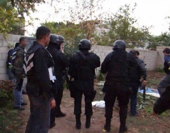 تاجر مخدرات يطلق النار على الامن و يحرق منزله 