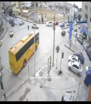  بالفيديو  ..  وفاة سائق في جامعة الزرقاء بعد تعرضه لحالة اغماء اثناء قيادته الباص 