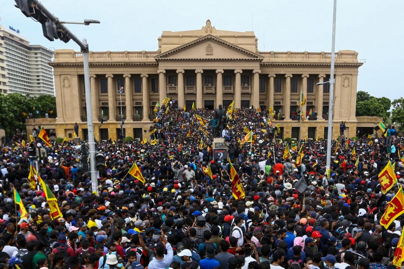 الإحتجاجات الشعبية تجبر رئيس سريلانكا على التنحي عن منصبه