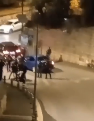 بالفيديو  ..  قوات الاحتلال تعتدي بوحشية على شاب في بلدة سلوان بالقدس المحتلة