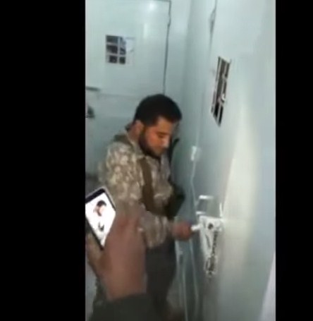 بالفيديو ..  لحظة تحرير المعتقلين السوريين من أمن الدولة بإدلب