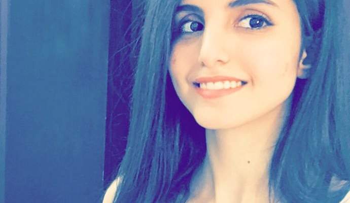 زوج فوز العتيبي يحملها على كتفيه و يرقص بها امام شجرة واثارا غضب الناس  ..  تفاصيل