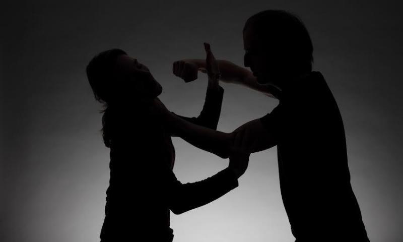 عذّب طليقته وحلق شعرها ورماها من شرفة المنزل