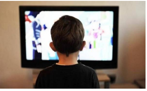 الشاشات تحرم الأطفال من سماع 1000 كلمة يومياً