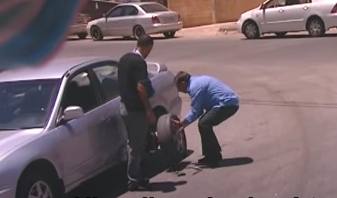 الكاميرا الخفية: تبديل اطار سيارة