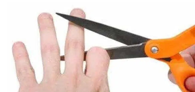 تفسير حلم قطع اصبع اليد شخص أعرفه.