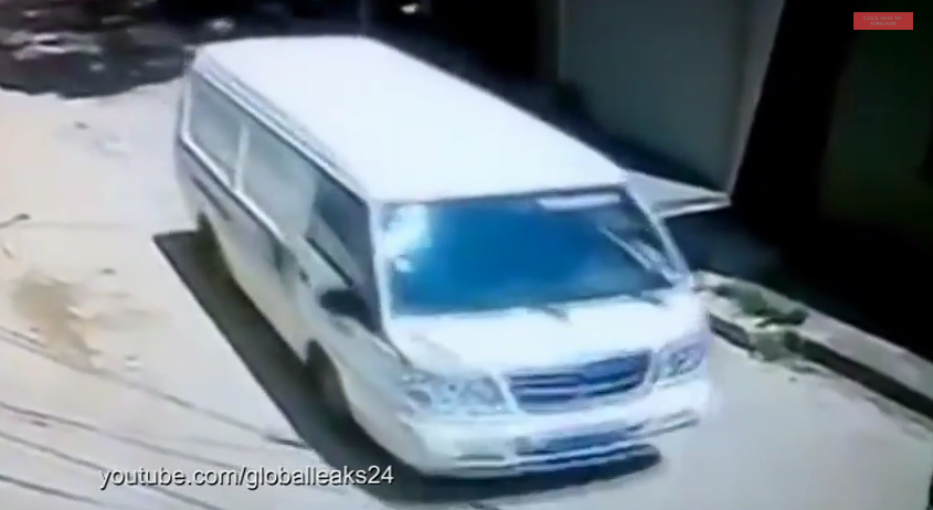 بالفيديو  ..  نجاة طفل صيني من الموت بعدما مرت سيارة فوقه