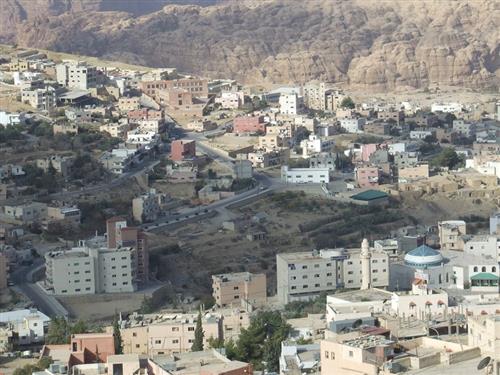 مطالبات بتدارك نقص المعلمين والإداريين بمدارس لواء البترا 
