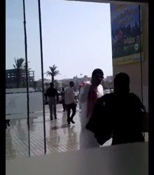 بالفيديو  ..  شبان يعتدون على فتيات في مجمع تجاري بالشرقية