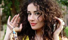 بالصور  ..  كندة حنا تفاجئ العالم بما فعلته بجسمها