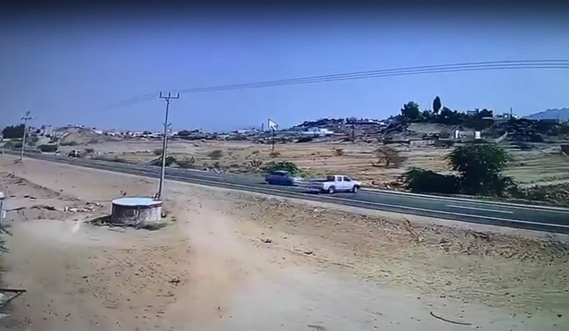 بالفيديو  ..  حادث مروِّع: مركبة تعترض أخرى تسير بسرعة جنونية في السعودية 