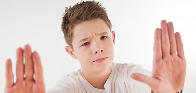 كيف يكون التعامل مع المراهق العنيد؟