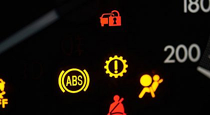 أسباب إضاءة علامة ABS في السيارة
