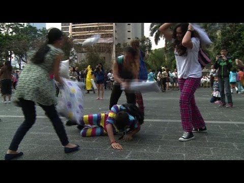 بالفيديو  ..  معارك الحب : قتال بالوسائد بين المئات في هونغ كونغ
