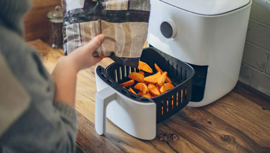 خطأ شائع عند استخدام المقلاة الهوائية قد يضر المطبخ