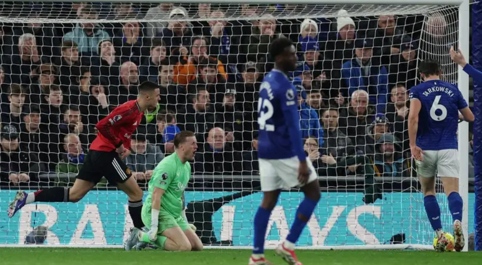 يونايتد يهزم إيفرتون ويواصل زحفه نحو المقدمة