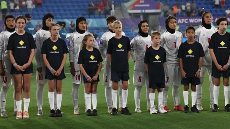 لاعبات إيران يلتزمن الصمت خلال عزف النشيد قبل مباراة كأس آسيا