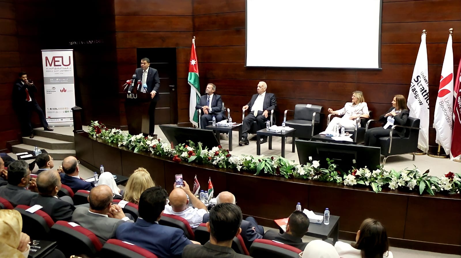  وزير العمل من "الشرق الأوسط": سوق العمل يحتاج إلى مهارات ..  والتحول الرقمي ضرورة عالمية
