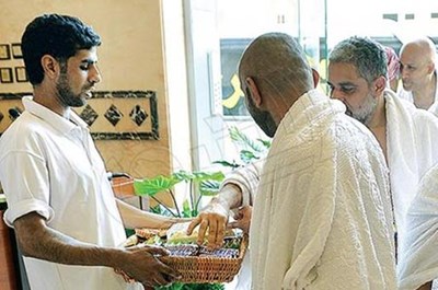 بالصور ..  أب سعودي يتلقى نبأ وفاة جميع أطفاله وهو بالمشاعر المقدسة