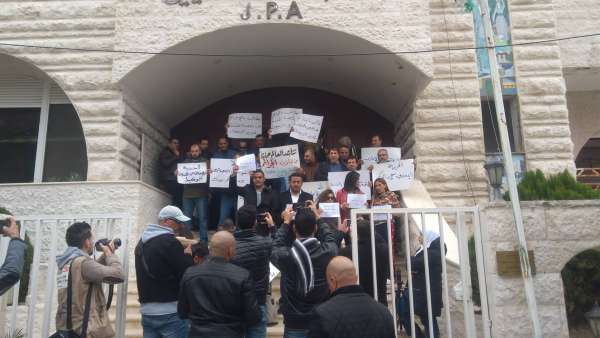 اعتصام امام نقابة الصحفيين تضامنا مع الزميلين الوكيل والربيحات 