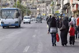 الأردنيون يقلّصون حجم أسرهم ..  كلفة الحياة تغيّر قرارات الزواج والإنجاب