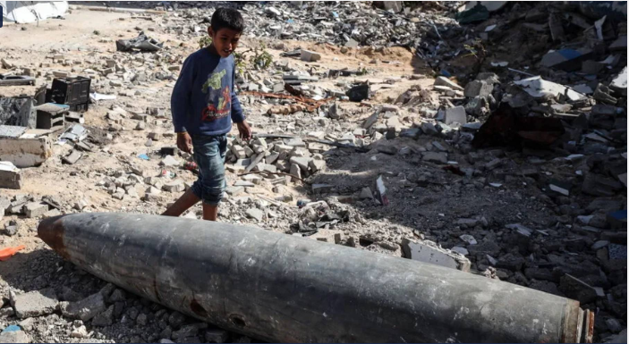 "إيكونوميست": آلاف الأطنان من القنابل غير المنفجرة تهدد حياة المدنيين في غزة بعد الحرب"